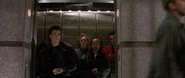 Der Rest bleibt im Fahrstuhl, wobei Franco die Fahrstuhltür blockiert.