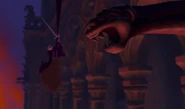 Frollo schwingt sich zu einem nahen Wasserspeier ...