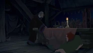 Frollo gibt Quasimodo die Schuld dafür, dass Paris brennt.