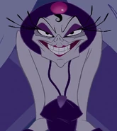 Yzma in ihrer Reisekleidung.