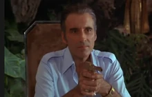 Scaramanga fordert Bond heraus