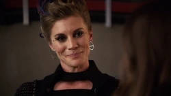 Amunet gibt Caitlin einen Rat