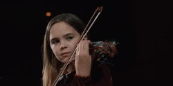 Alma spielt vor der Philharmonie