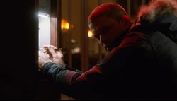 Snart versucht, das Sicherheitssystem zu knacken