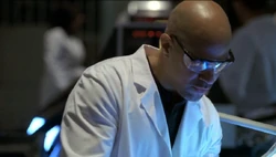 Chapman arbeitet an der Waffe