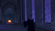 Frollo schreitet zum Kamin.