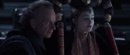 Palpatine manipuliert Königin Amidala, dem amtierenden Obersten Kanzler das Misstrauen auszusprechen.