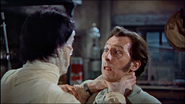 Baron Frankenstein wird von seiner eigenen Schöpfung attackiert. - Frankensteins Fluch (1957) -