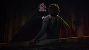 Dracula attackiert Marias Freund Paul.