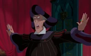 Frollo befiehlt Esmeralda zu schweigen.