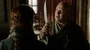Varys betrachtet den Dolch.