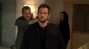 Hacker wird ins Hotelzimmer geführt