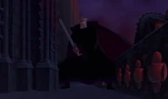 Frollo springt mit gezücktem Schwert nach draußen.