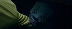 PennywiseBeißt.png (510 KB) Pennywise beißt Georgie