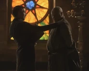 Kleinfinger verspricht auch Varys' Neigungen gerecht zu werden.