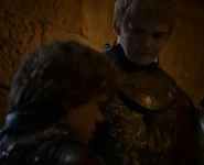 2 9 Joffrey wirft Tyrion einen letzten beschämten Blick zu.png (501 KB) Joffrey wirft Tyrion einen letzten beschämten Blick zu.