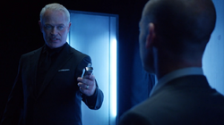 Darhk gibt Lance einen Auftrag