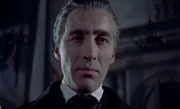 Graf Dracula heißt seinen Gast mit Charme und Höflichkeit willkommen.