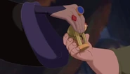 Frollo nimmt Quasimodos Figur an sich.