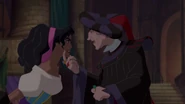 Frollo verhöhnt Esmeralda.