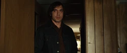Chigurh betritt Moss' Wohnwagen