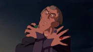 Frollo umschlingt sich selbst.