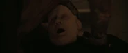 Baron Harkonnen stirbt durch die Hand seines Enkels Muad'Dib.