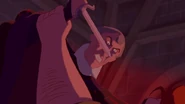 Frollo versucht Quasimodo zu töten.