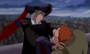 Frollo wendet sich an Quasimodo.