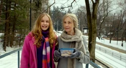 Becca stellt ihre vermeintliche Großmutter vor