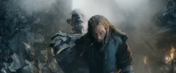 Azog entführt und exekutiert Fíli vor den Augen von Thorin, Dwalin und Bilbo.