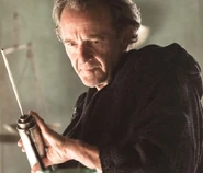 Qyburn experimentiert