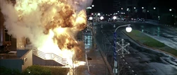 ... der daraufhin in einer gewaltigen Explosion in Flammen aufgeht und lichterloh brennt.