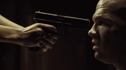 Christine kann den abwesenden Goodnight fast erschießen