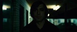 Chigurh macht sich zum Angriff bereit