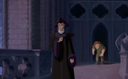 Frollo und Quasimodo gehen nach draußen.