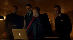 Ariel zeigt den anderen das Video von Michael