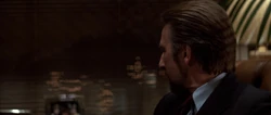 Gruber betrachtet Hollys Bilder und lobt Takagis Menschenkenntnis, ...