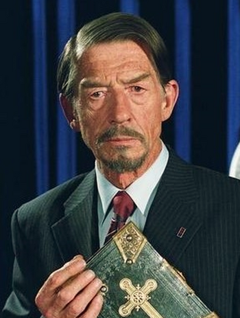 John Hurt als Adam Sutler, 2005