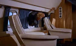 Goldfinger wird aus dem Flugzeug gerissen