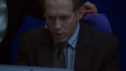 Papazian stellt Chloe eine Falle