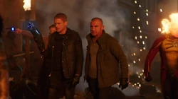 Snart und Rory bekämpfen Deathstrokes Gang