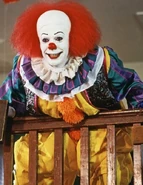 Publicityfoto von Tim Curry als Pennywise, der Clown.