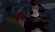 Frollo begrüßt Quasimodo.