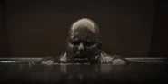Baron Harkonnen entsteigt seinem Heilbad nachdem Leto Atreides versucht hat, ihn zu Töten.