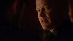 Darhk fordert Respekt von Machin ein