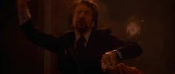 Gruber wird unerwartet von McClane in die Schulter getroffen ...