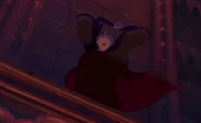 Frollo holt zum Schlag aus.