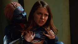 IndigoPacktKAra.png (379 KB) Indigo hält Kara fest