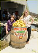 Olivia-holt-sierra-mccormick-nintendo-party-03